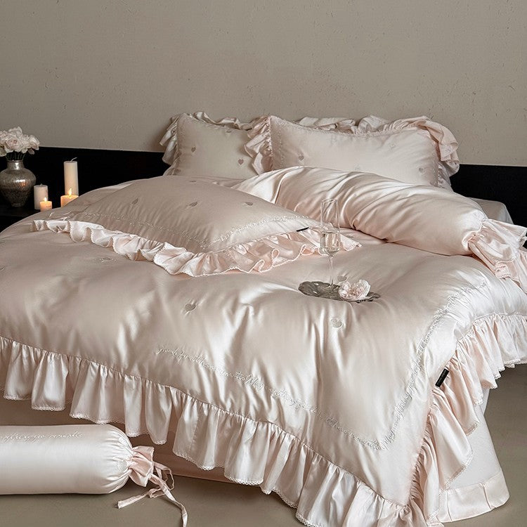 Rüschen-Satin-Feeling Ruffled Bettbezug Set mit gesticktem Herzen & dekorativen Kissenbezügen