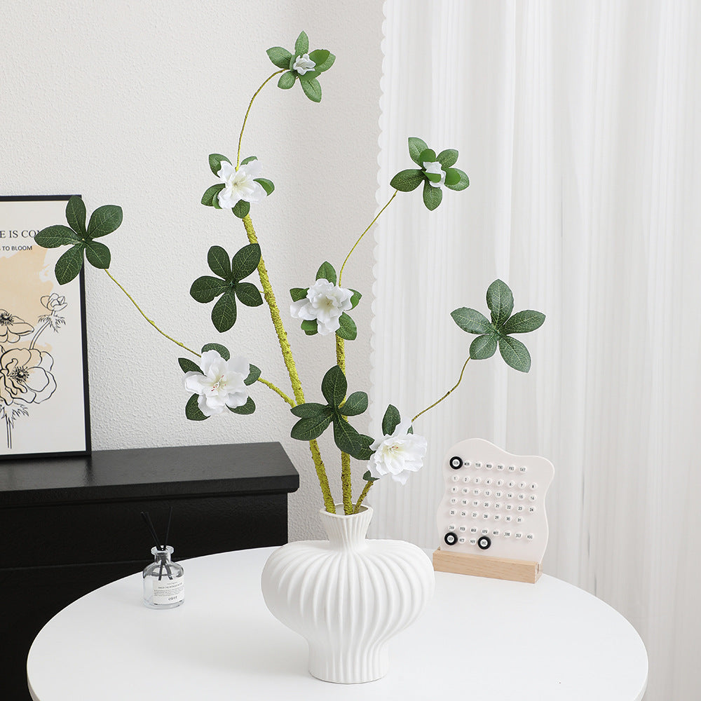 Eleganter Kunstblütenzweig mit realistischen Blüten und Blättern Karnz