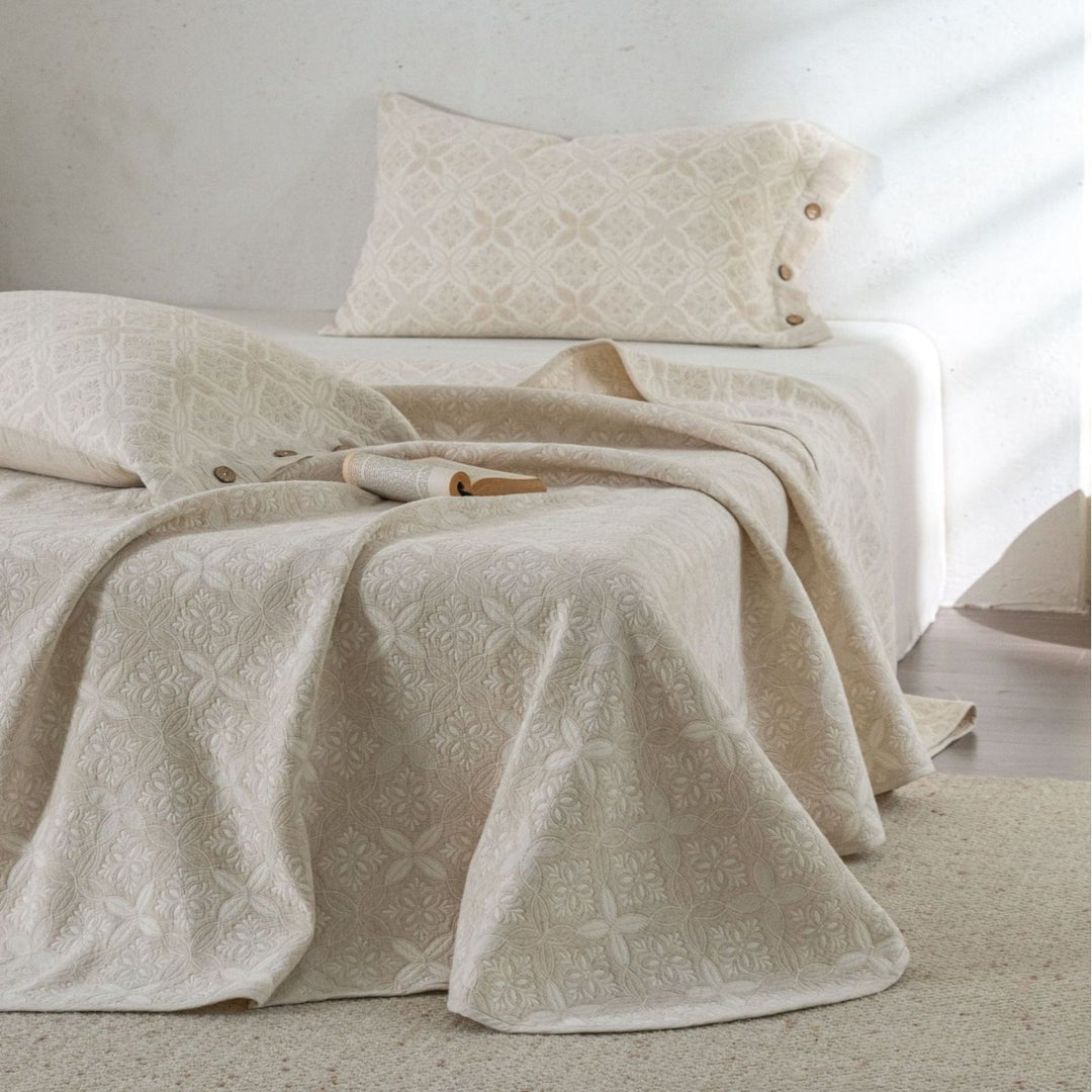 Jacquard-Tagesdecke mit Kissenbezug und Knopfverschluss