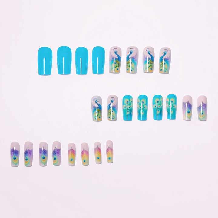 Kreative Nagelkunst mit Pfauendesign Karnz