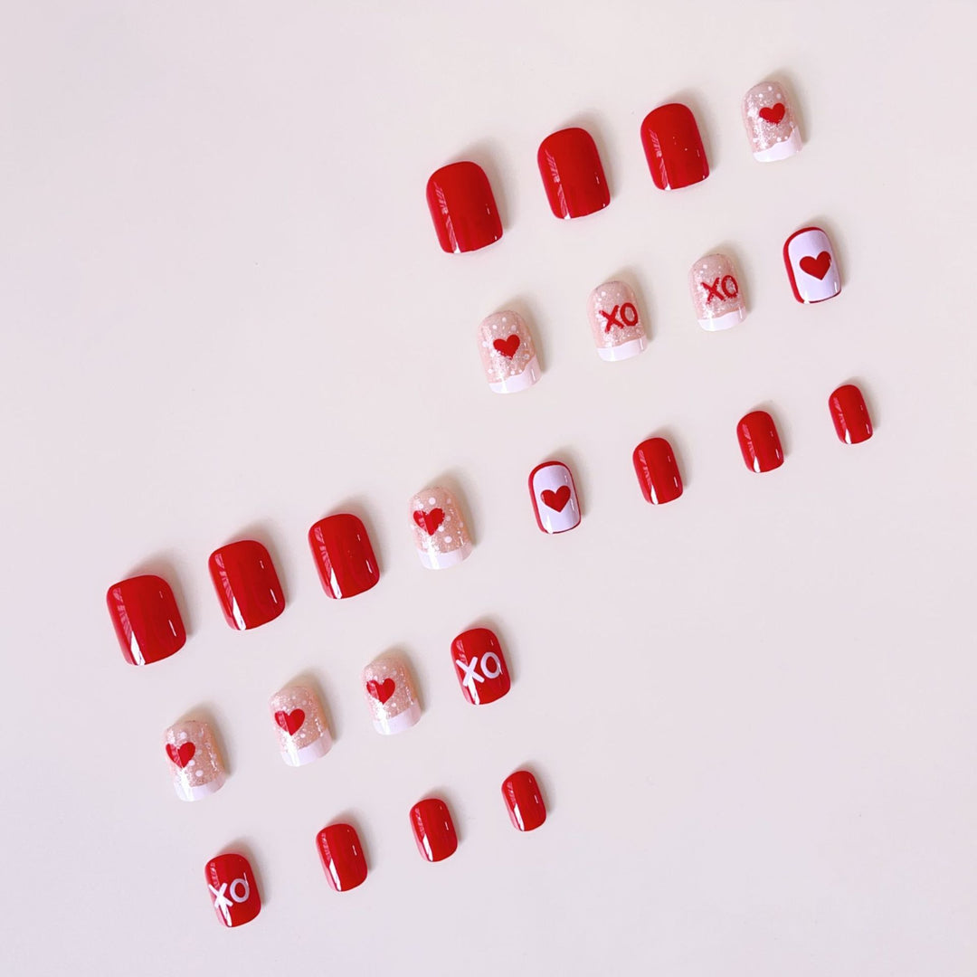 Kunstnagelset mit romantischen Herz- und Glitzer-Motiven Karnz
