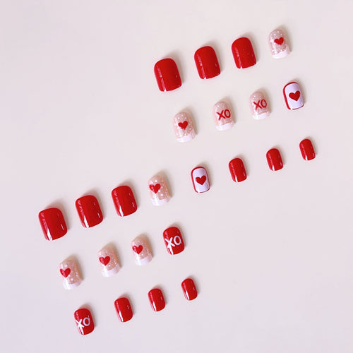 Kunstnagelset mit romantischen Herz- und Glitzer-Motiven Karnz