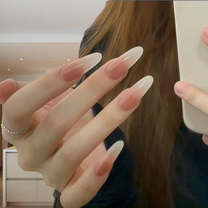 Elegante Kunstnägel mit modischem Ombre-Effekt Karnz