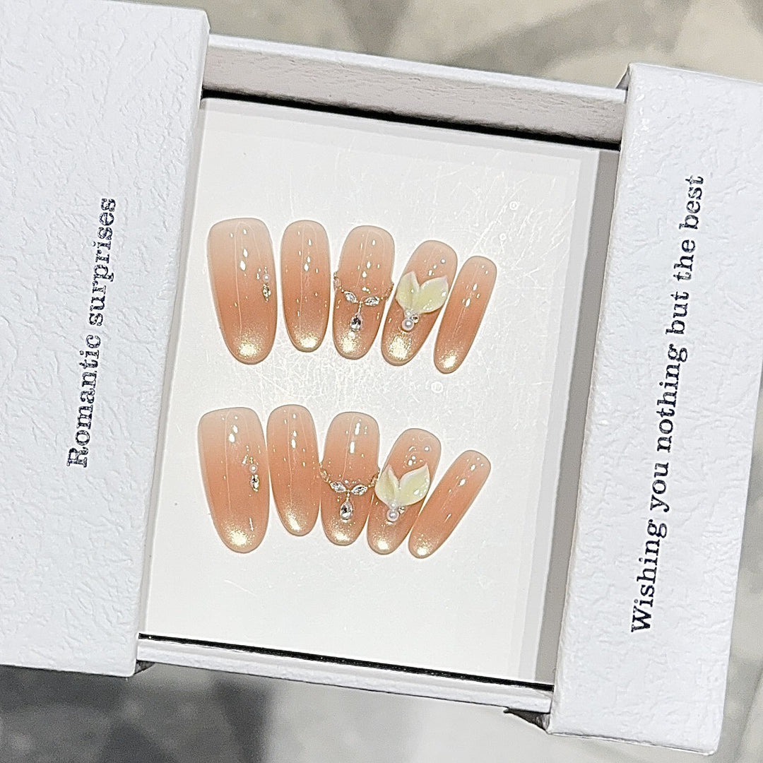 Kunstnägel mit Romantischem Design Karnz
