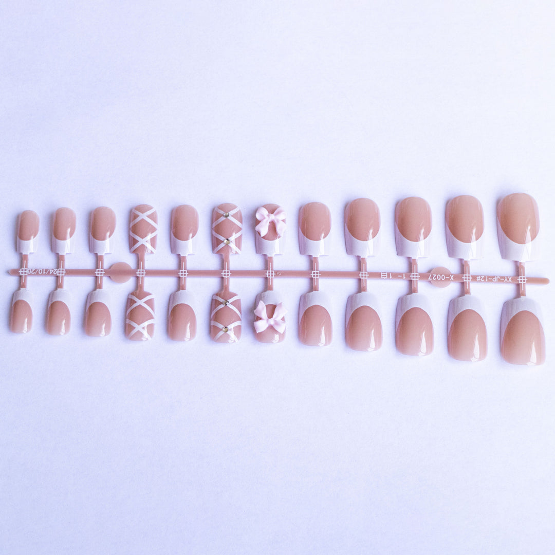 Dekorative französische Spitzen-Nagelkunst