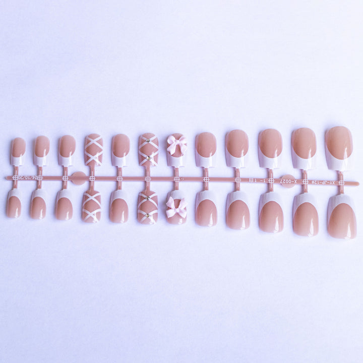 Dekorative französische Spitzen-Nagelkunst
