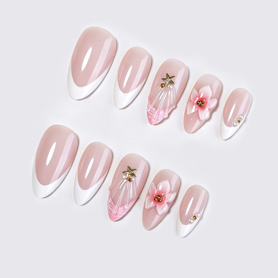 Kunstnagelset mit zarten Blüten- und Glitzerapplikationen Karnz