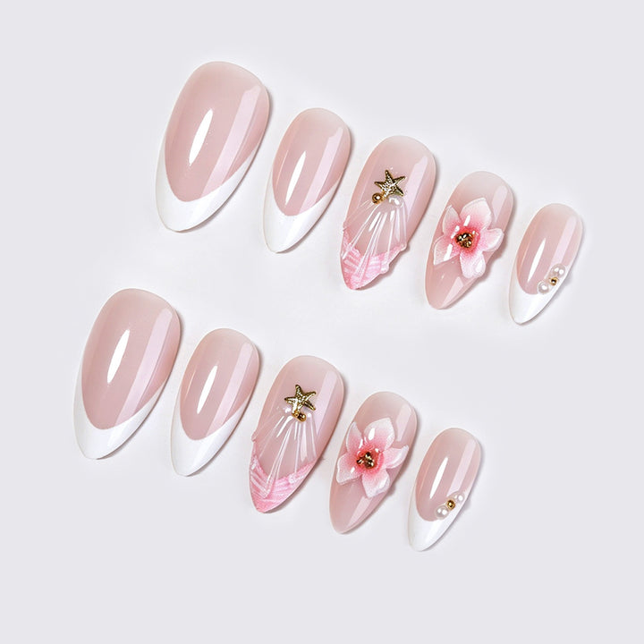 Kunstnagelset mit zarten Blüten- und Glitzerapplikationen Karnz