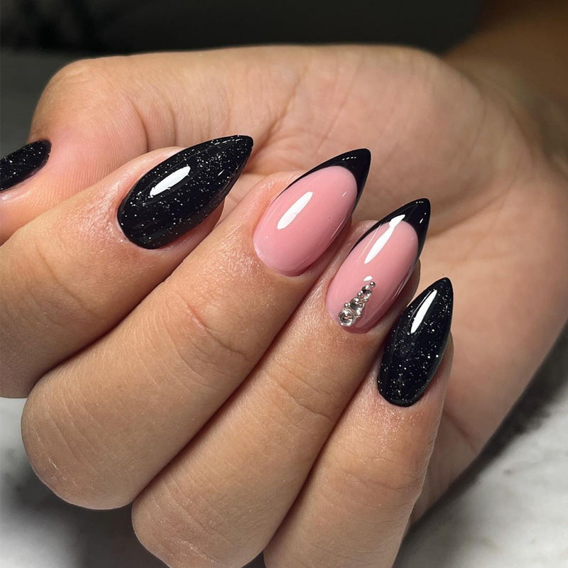 Elegante Stiletto Press-On Nagelkunst mit Strass-Akzenten Karnz