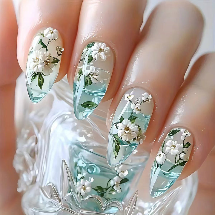 Elegante Kunstnägel Im Floralen Design Karnz