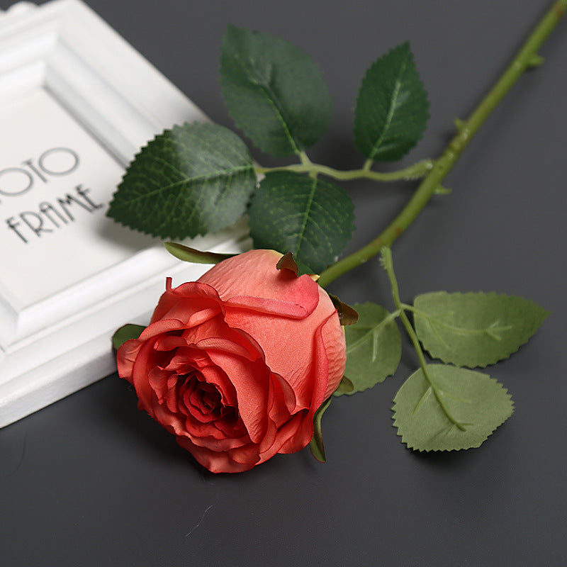 Realistische Seidenrose mit Grünanlagen