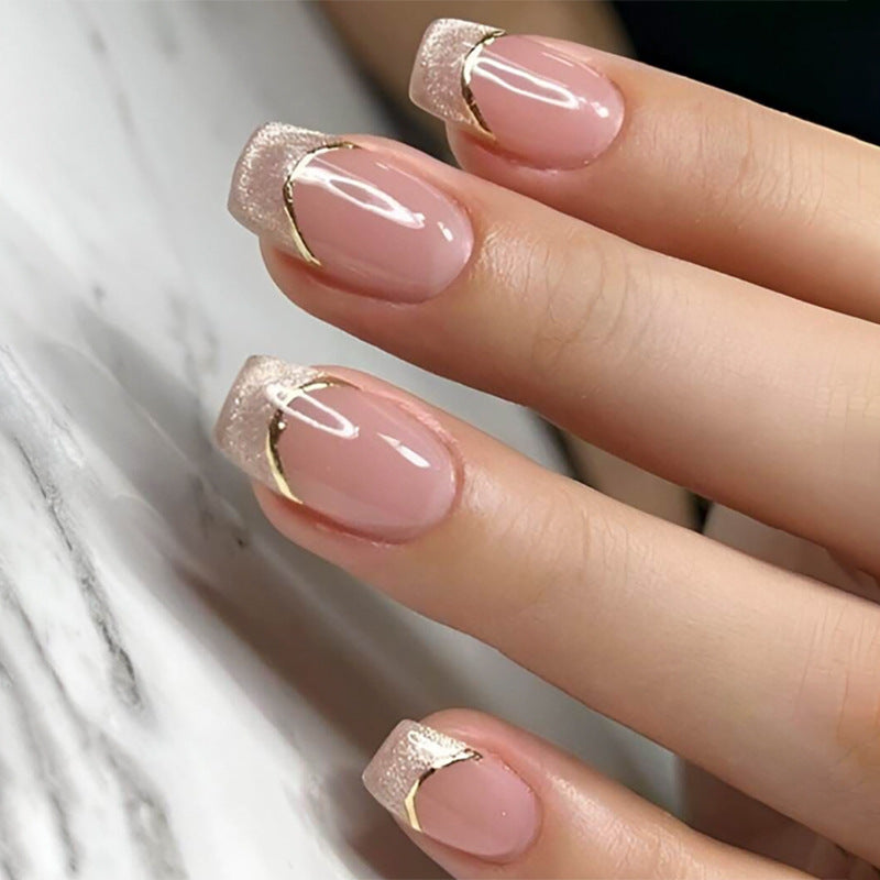 Kunstvolle Nagelverlängerungen mit Glitzer- und Golddetails Karnz