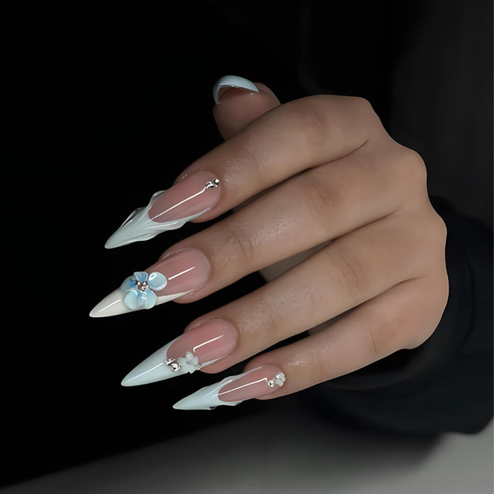 Kunstnagelset mit eleganten Spitzen und floralen Akzenten Karnz