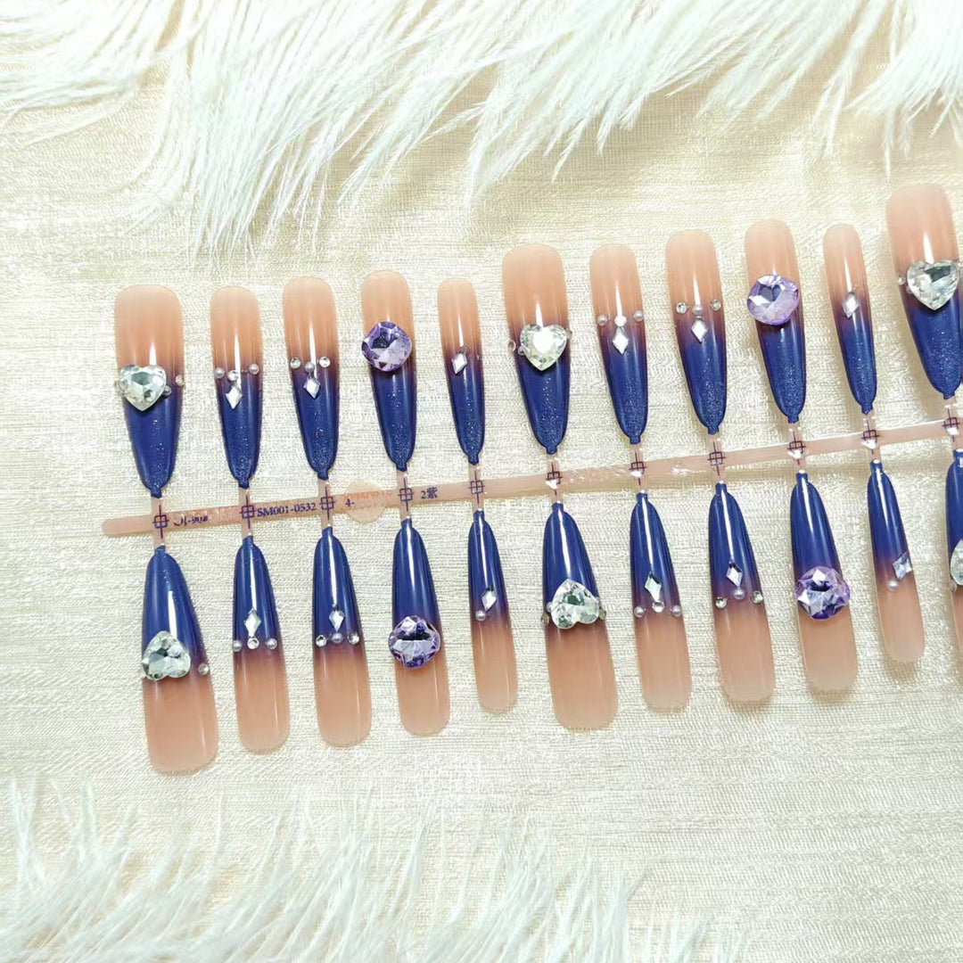 Kunstnägel mit Elegantem Glitter-Design und 3D-Strassakzenten Karnz