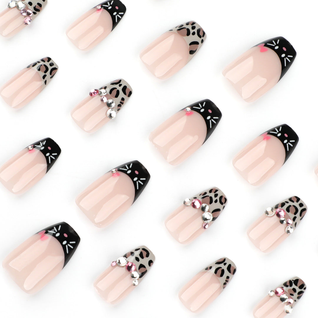 Kunstvolle Nailart mit Glamourösen 3D-Verzierungen Karnz