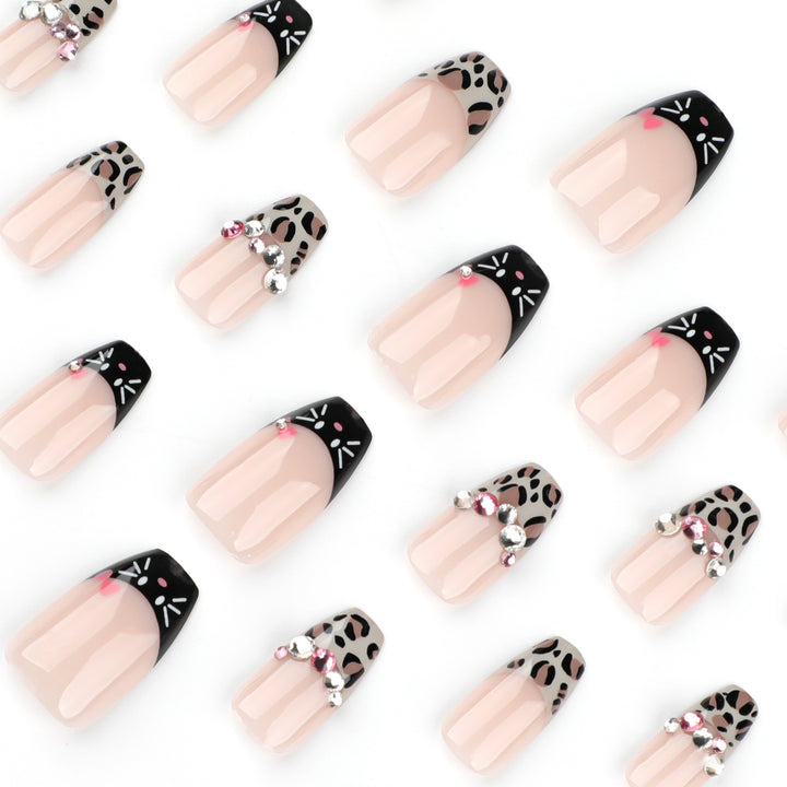 Kunstvolle Nailart mit Glamourösen 3D-Verzierungen Karnz