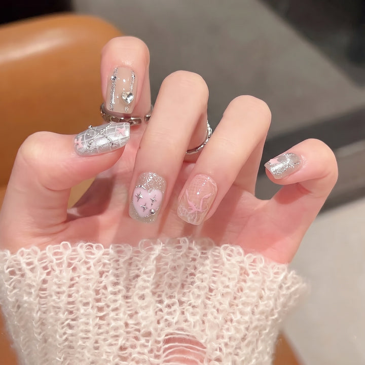 Dekoratives Press-On-Nagelset mit Herz- und Silberakzenten Karnz