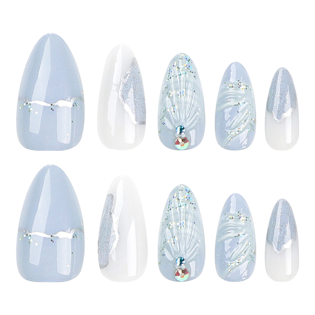 Kunstvolle Stiletto-Nägel mit eleganten Glitzer- und floralem Design Karnz