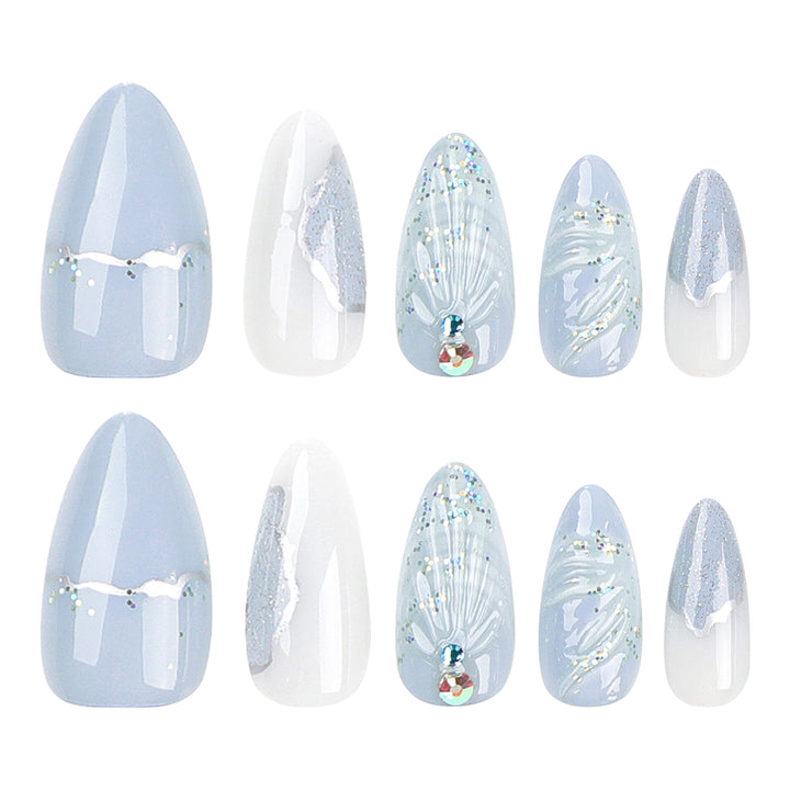 Kunstvolle Stiletto-Nägel mit eleganten Glitzer- und floralem Design Karnz