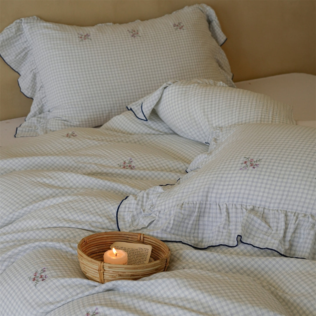 Gestepptes Bettwäscheset aus Baumwoll-Mix mit Vichykaro und feiner Blumenstickerei