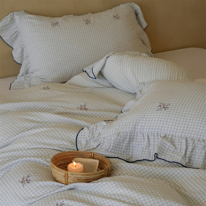 Gestepptes Bettwäscheset aus Baumwoll-Mix mit Vichykaro und feiner Blumenstickerei