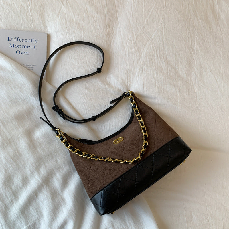 Gepolsterte Wildleder Schultertasche Karnz