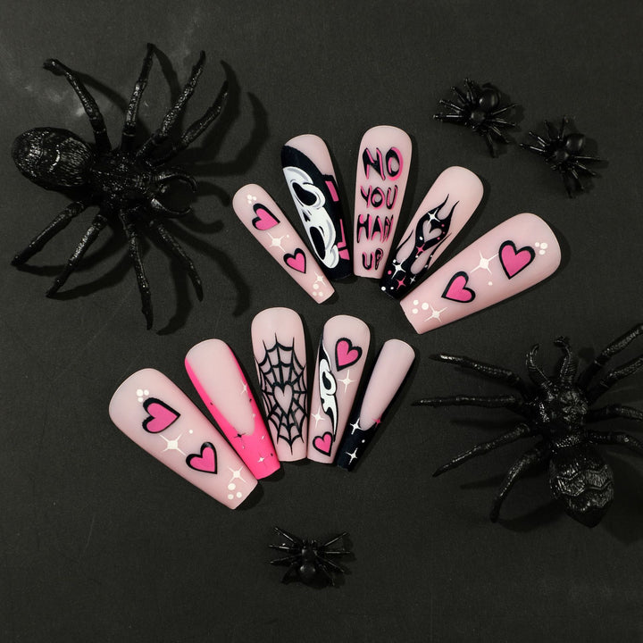 Künstliche Nagelkunst mit Halloween-Motiv und einzigartigen Verzierungen Karnz