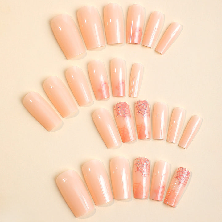 Kunstnagelset mit filigranem Spinnennetz-Design und zartem Farbverlauf Karnz