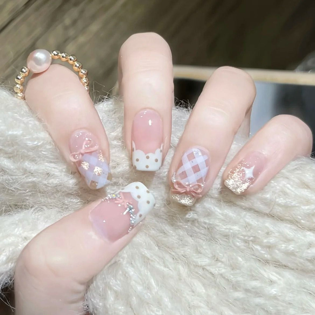 Künstlerisches Stiletto Press-On Nagelset mit einzigartigen Designelementen Karnz