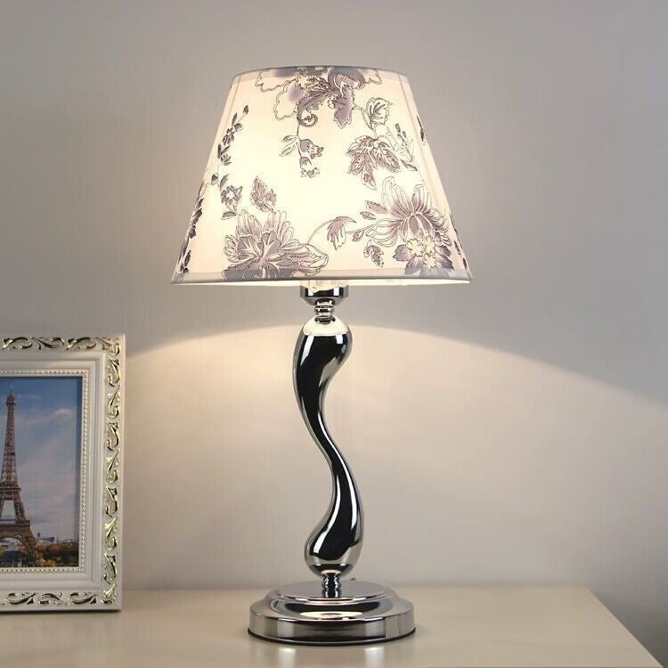 Elegante Tischlampe mit floralem Muster