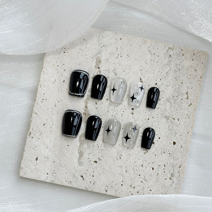 Künstlerisches Press-On Nagelkunstset mit Herz- und himmlischen Designs