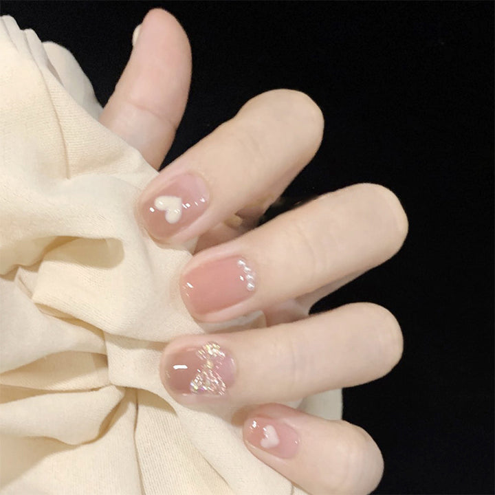 Kunstnägel mit romantischen Herzen und Glitzerakzenten Karnz