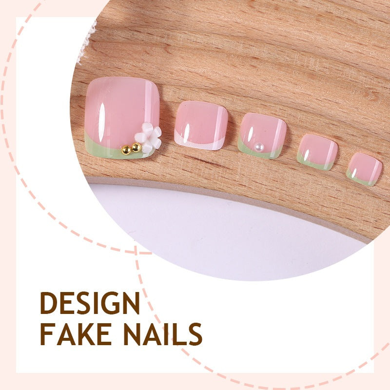 Kunstnagelset mit eleganten Blütenakzenten Karnz