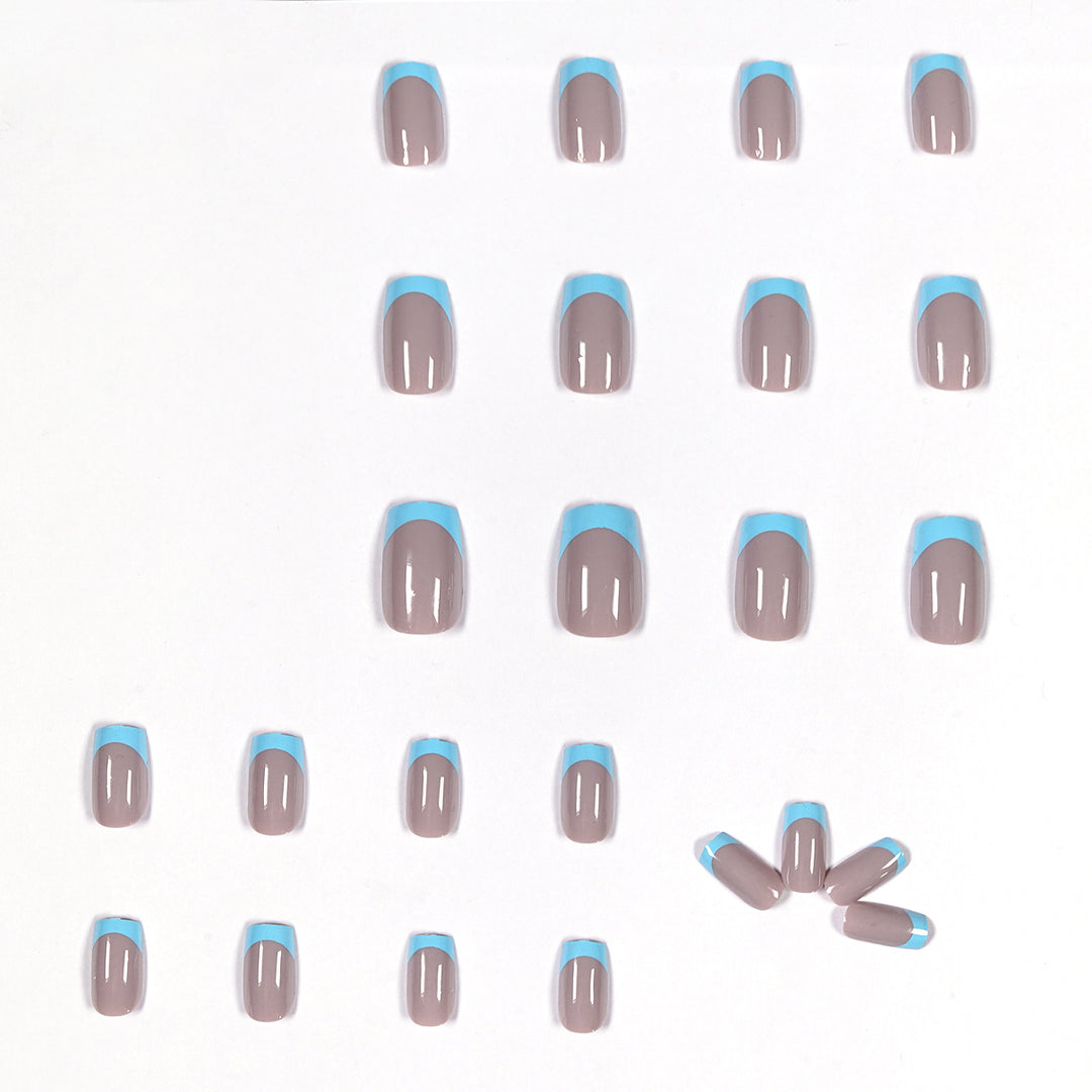 Künstliche Nägel mit kreativem French-Tip Design Karnz