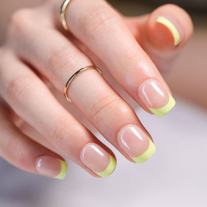 Elegante Nagelkunst mit Farbverlauf und Glitzerakzenten Karnz