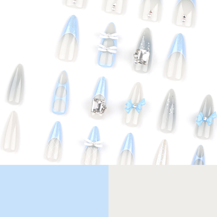 Kunstvolle Stiletto-Nägel mit eleganten Schmuckakzenten Karnz