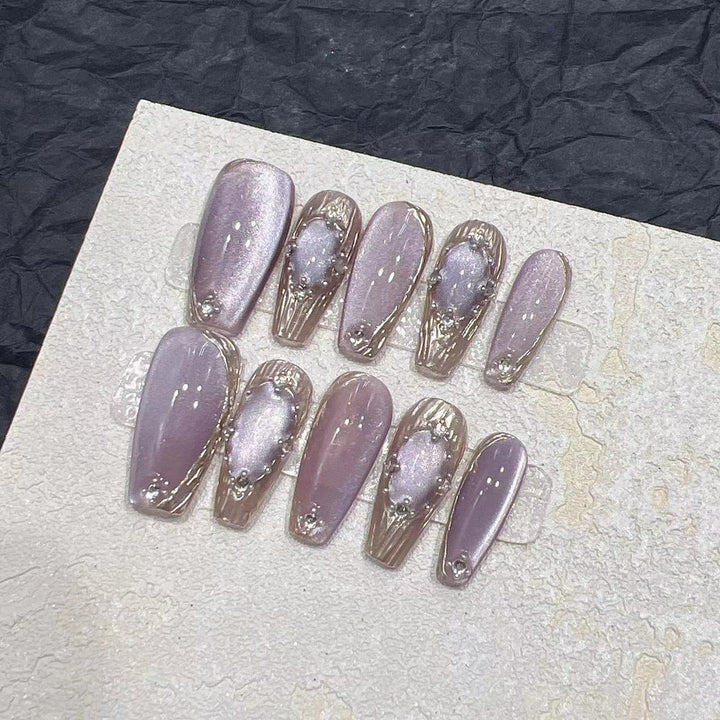 Künstlerische Press-On Nageldesigns Karnz