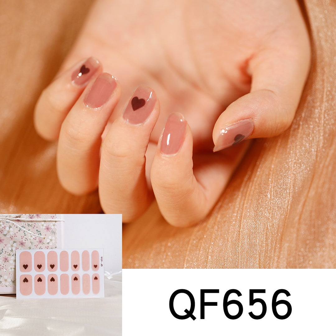 Künstliche Nagelkunst mit herzförmigen Designs und sanften Farbverläufen Karnz