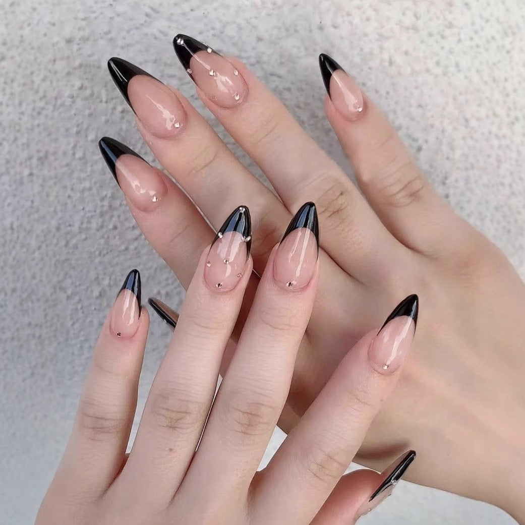 Kunstnagelspitzen mit elegantem französischem Design und Glamourösen Details Karnz