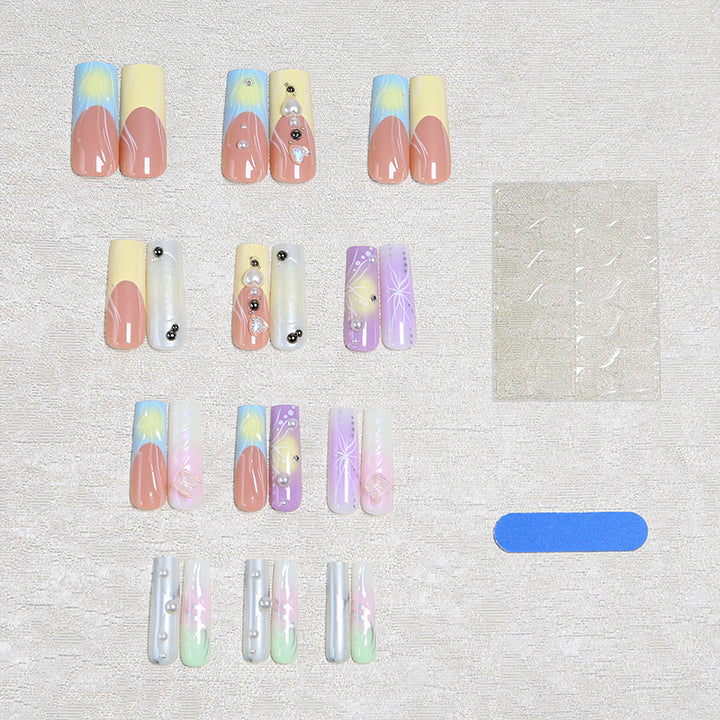 Kunstnagelset mit eleganten floralen und glitzernden Akzenten Karnz
