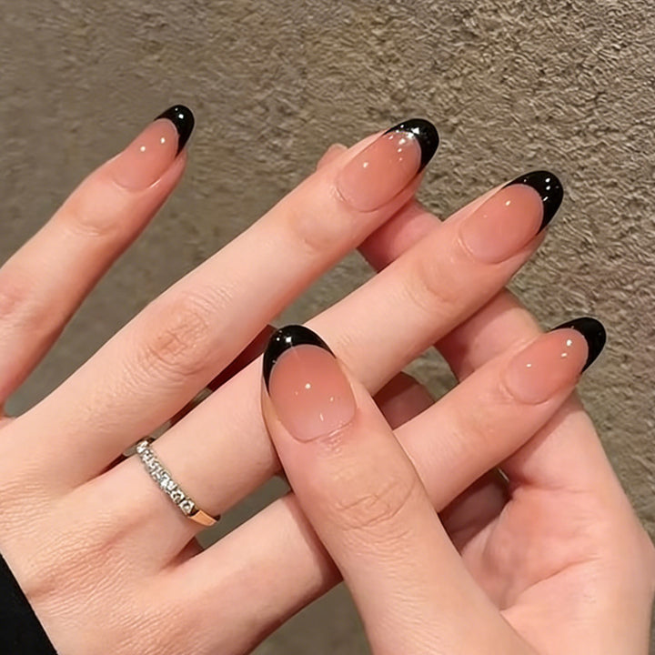 Kunstnagelset mit elegantem French-Tipp und schimmernden Akzenten Karnz