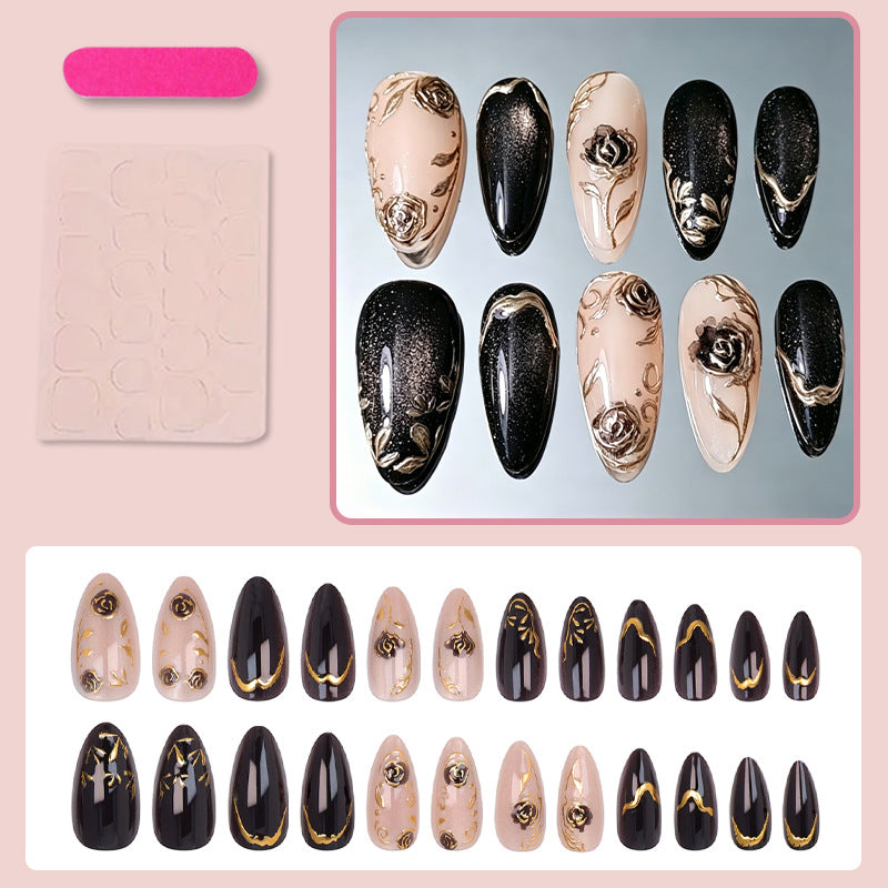 Kunstnagelset mit eleganten Goldverzierungen und originellen Mustern Karnz