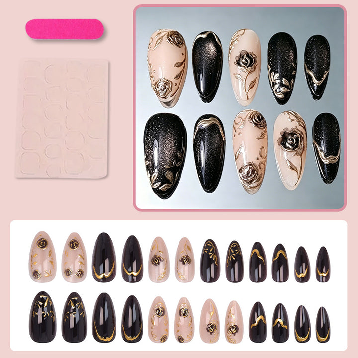 Kunstnagelset mit eleganten Goldverzierungen und originellen Mustern Karnz