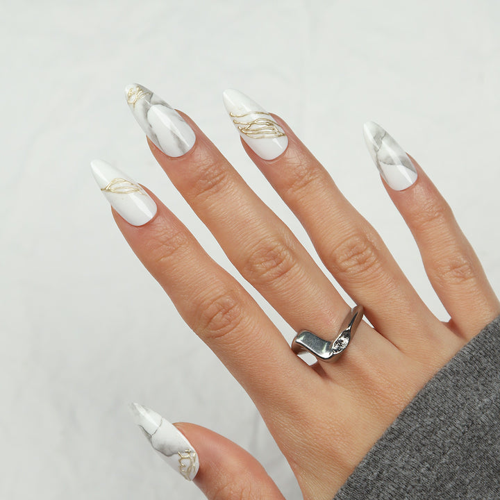 Elegante Stiletto Press-On Nägel mit Marmor- und Goldakzenten Karnz