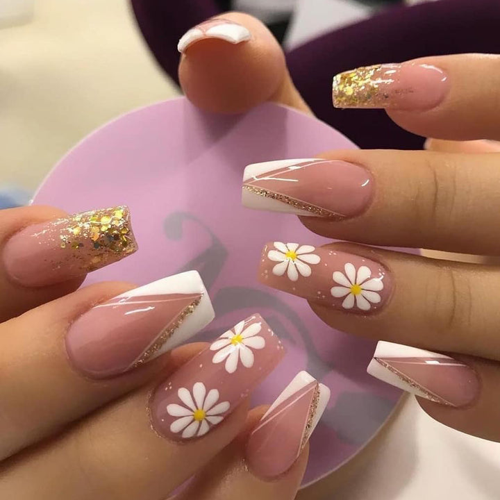 Kunstvolle Nagelverlängerungen mit floralen Designs und Glitzerakzenten Karnz