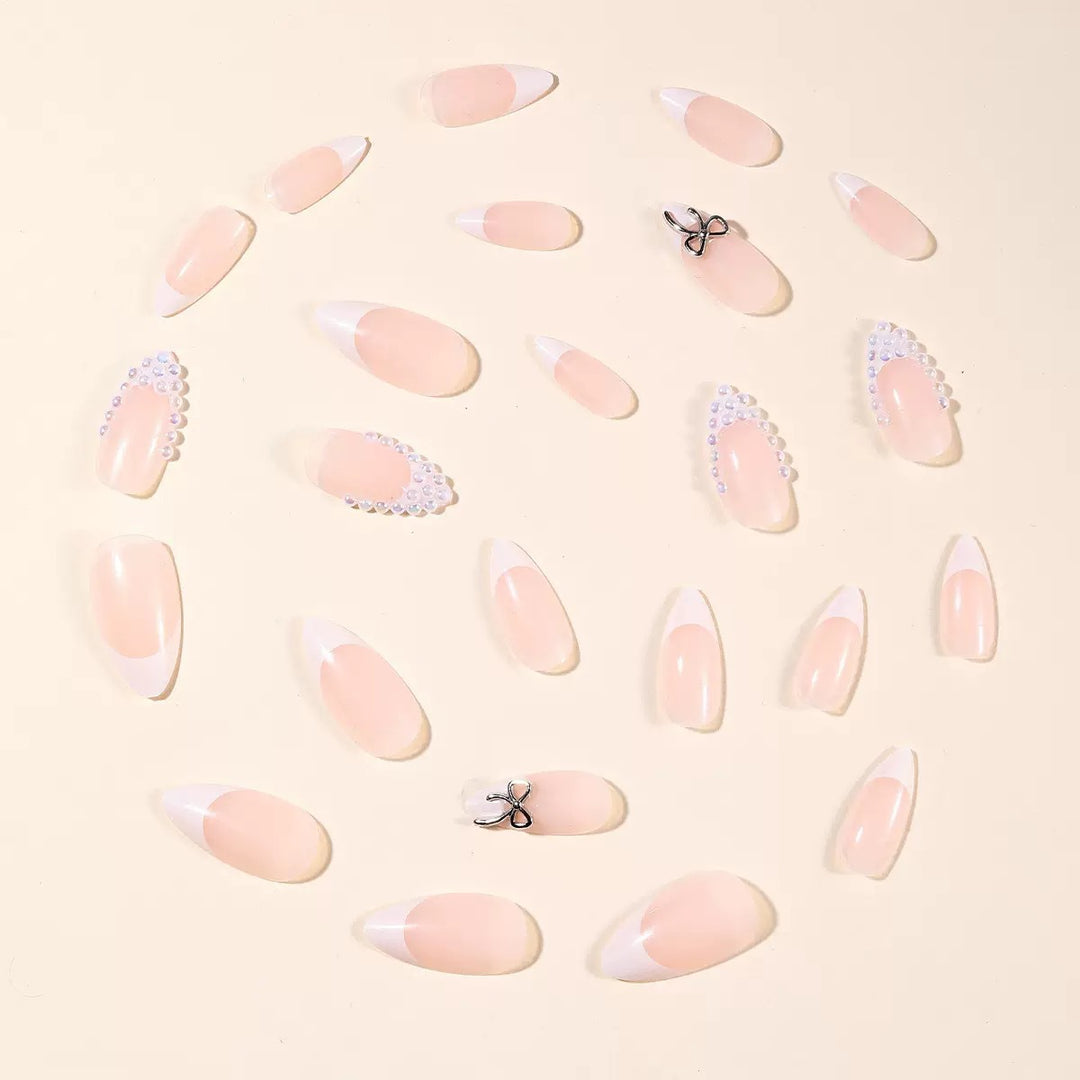 Kunstnagelset mit eleganten Perlen- und Schleifenverzierungen Karnz