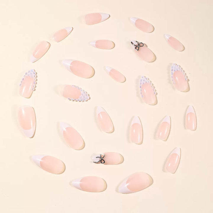 Kunstnagelset mit eleganten Perlen- und Schleifenverzierungen Karnz
