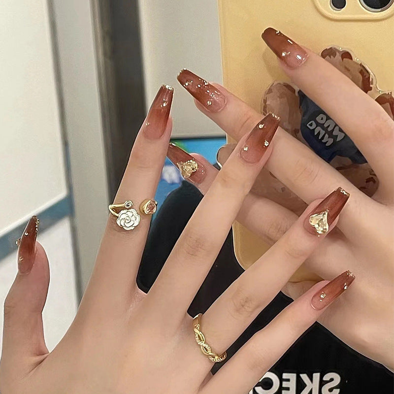 Glamouröse Kunstnägel mit funkelnden Akzenten Karnz