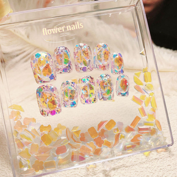 Kunstvolle Nagelspitzen mit Glitzerakzenten Karnz