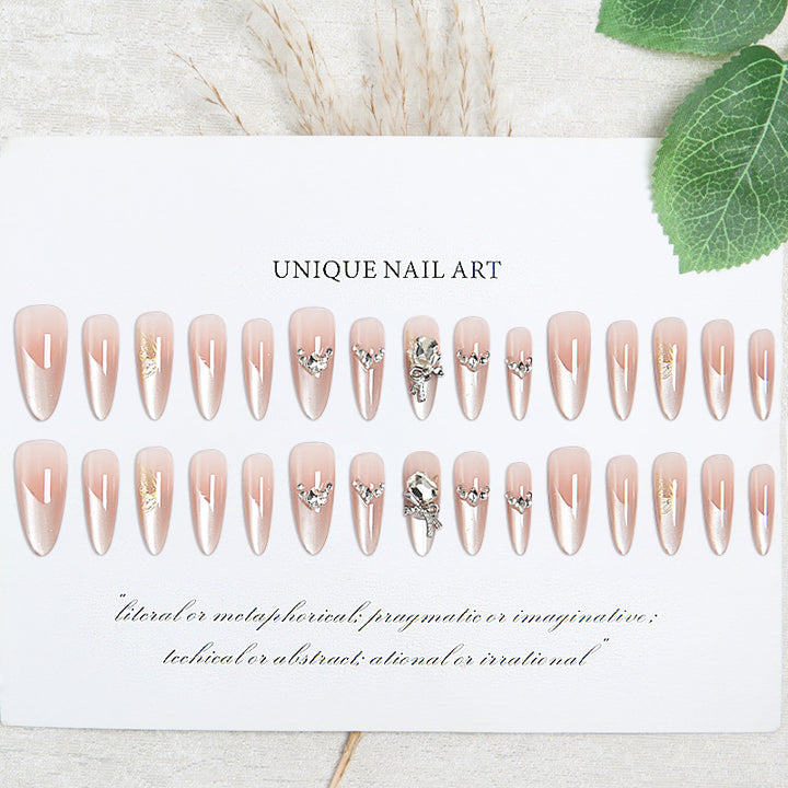 Kunstnagelset mit eleganten Kristallverzierungen und Ombre-Effekt Karnz